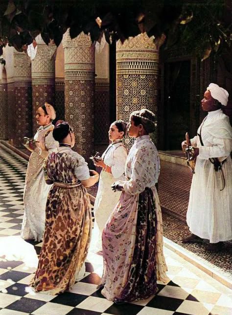 photo de 3 femme en caftan dans la cours d'un palais