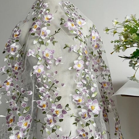 Tissu avec broderie floral