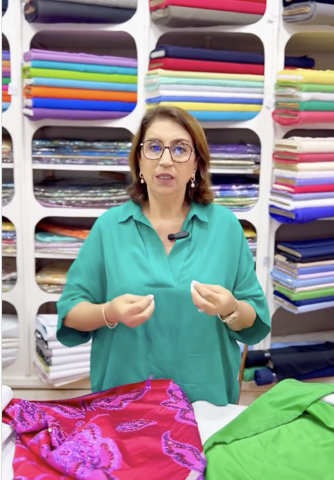 plein de tissu colorer, avec une femme au milieu qui explique les different tissu