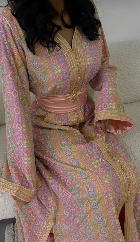 caftan simple couleur pastel, rose, violet